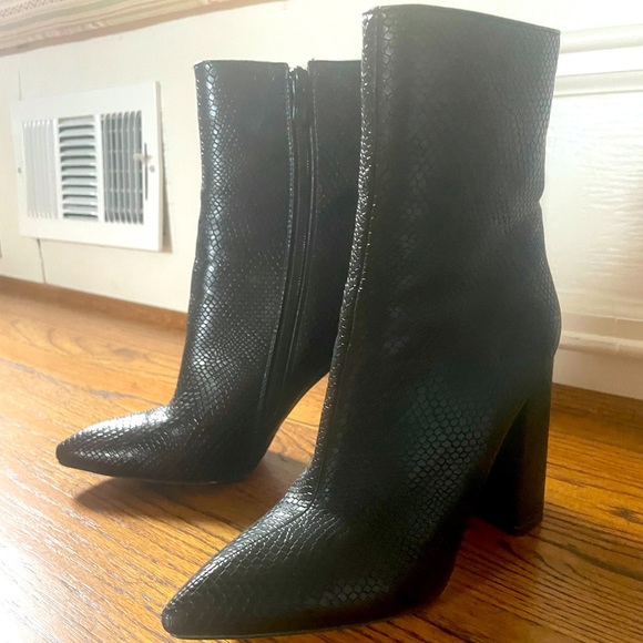 Boohoo Snake print sock booties - Picture 3 of 3